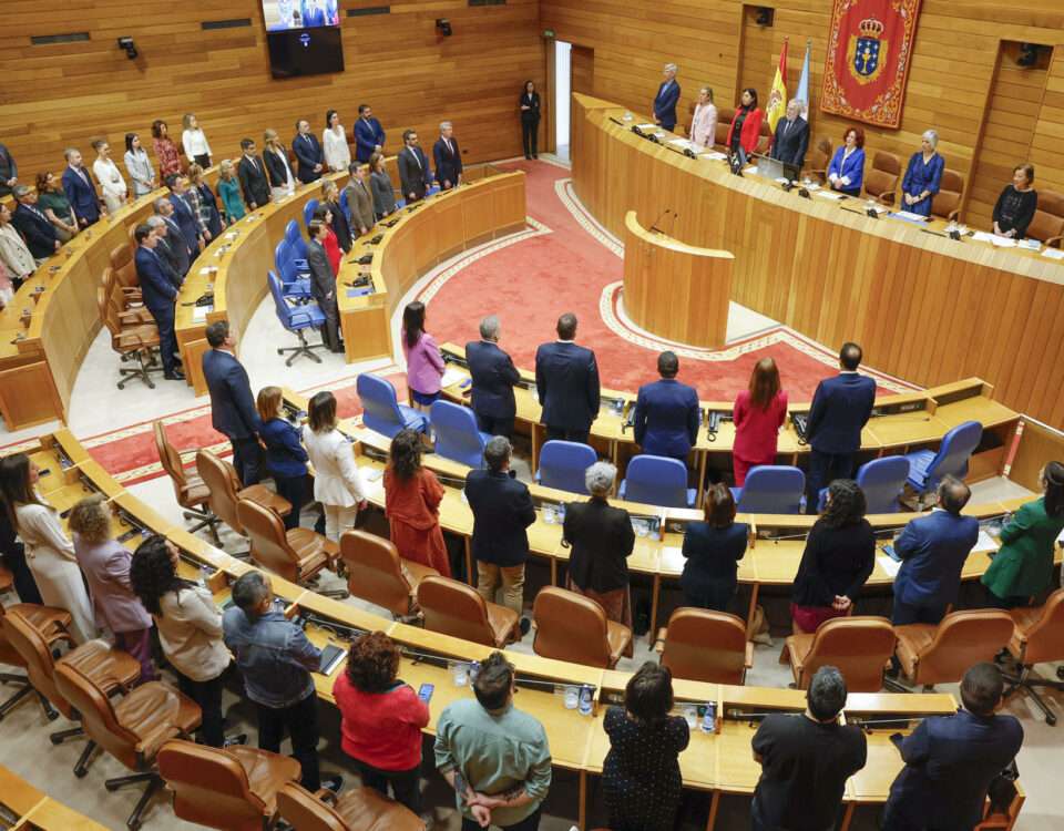 SANTIAGO DE COMPOSTELA, 16/04/2024.- Los diputados cantan el himno gallego en la apertura de la Sesión plenaria de apertura de la XII legislatura, este martes, en Santiago de Compostela. EFE/Lavandeira jr