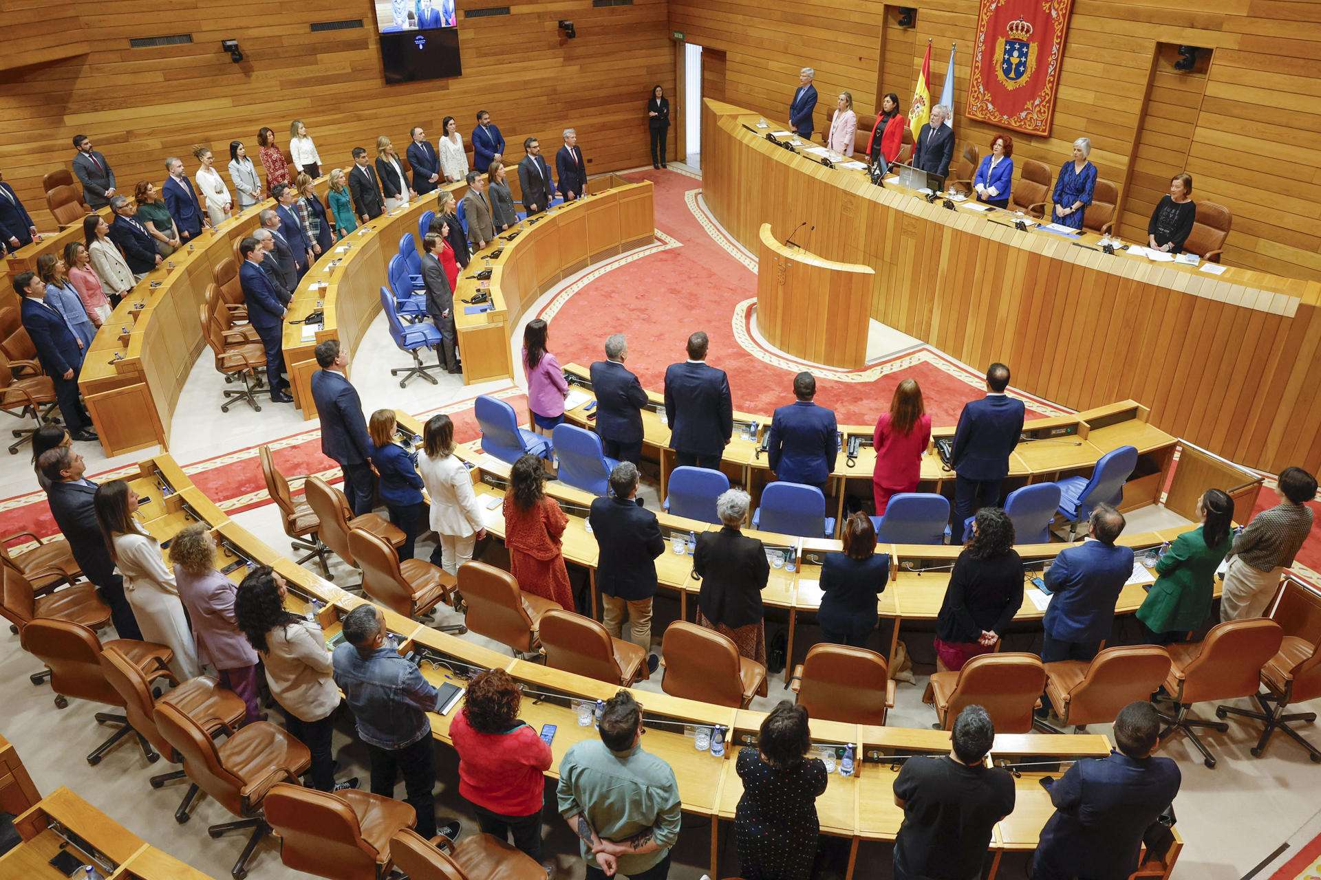 SANTIAGO DE COMPOSTELA, 16/04/2024.- Los diputados cantan el himno gallego en la apertura de la Sesión plenaria de apertura de la XII legislatura, este martes, en Santiago de Compostela. EFE/Lavandeira jr