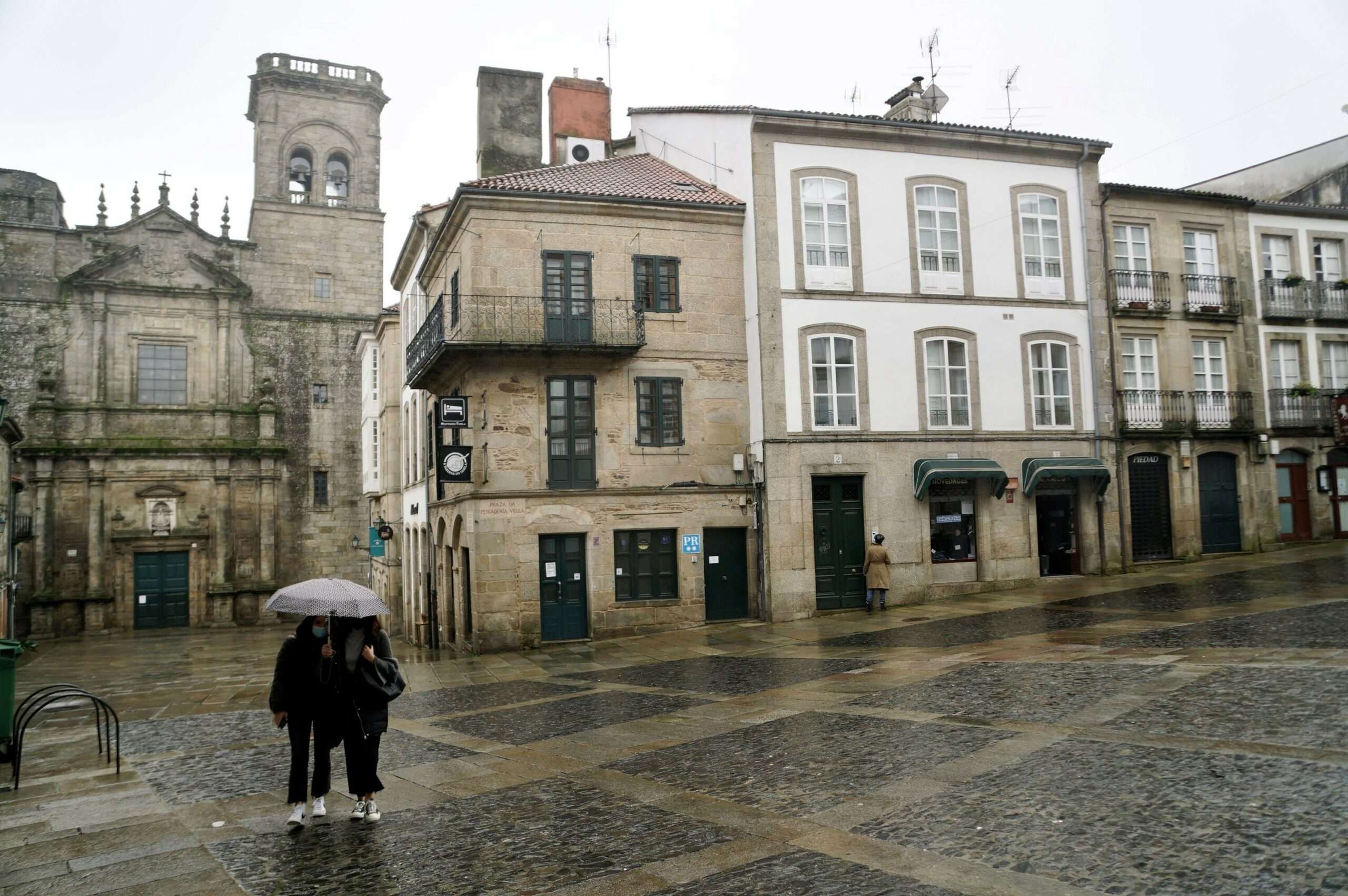 Praza da Pescadería Vella LLuvia - paraguas