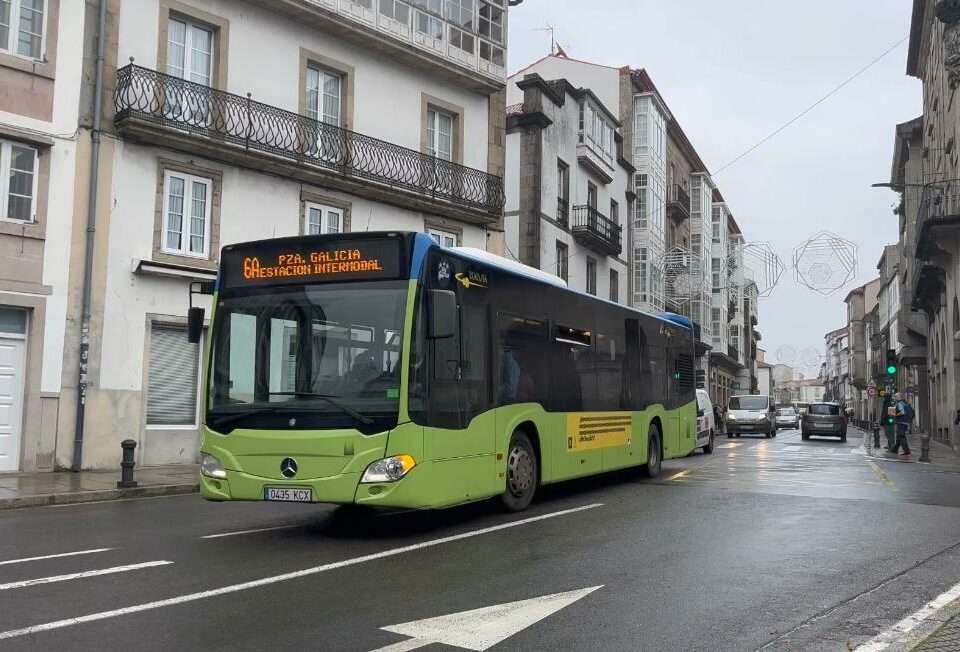 Autobús urbano circulando por la Rúa da Senra. Foto: Concello de Santiago