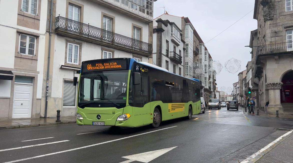 Autobús urbano circulando por la Rúa da Senra. Foto: Concello de Santiago