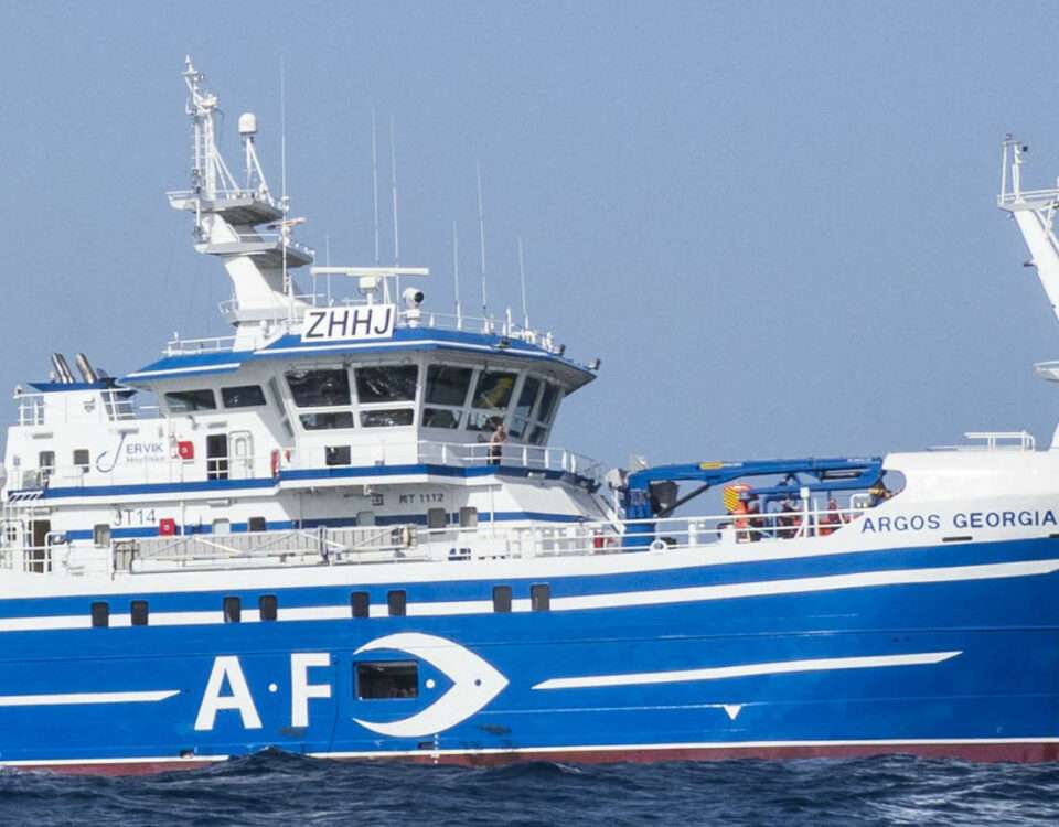 Vista del pesquero Argos Georgia, en el que iban 27 personas a bordo, entre ellos tripulantes gallegos (EFE)