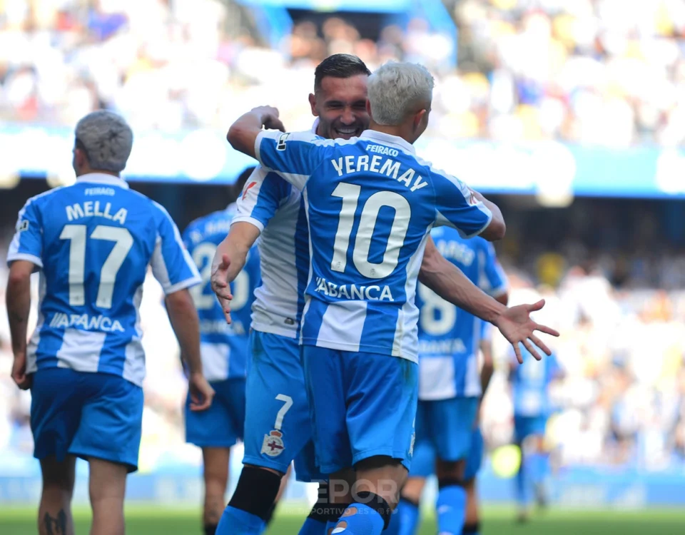 Lucas y Yeremay se abrazan tras el gol del Dépor. Foto: Deportivo de La Coruña